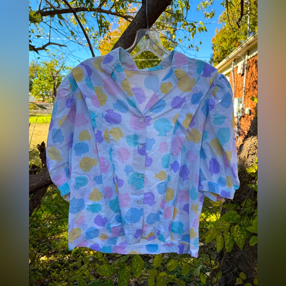 Cutest vintage seashell blouse - Picture 1 of 3